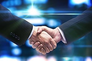 a bar owner shaking hands with an entertainment insurance broker to dicsuss liquor liability insurance and its impact