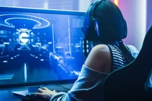 girl playing online games