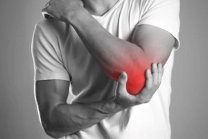 man having tennis elbow syndrome