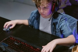 small kid playing games