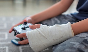 esports player playing with an injured hand