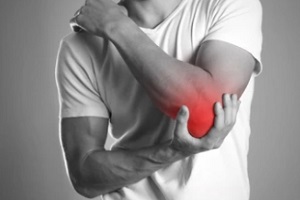 man having sharp tennis elbow pain